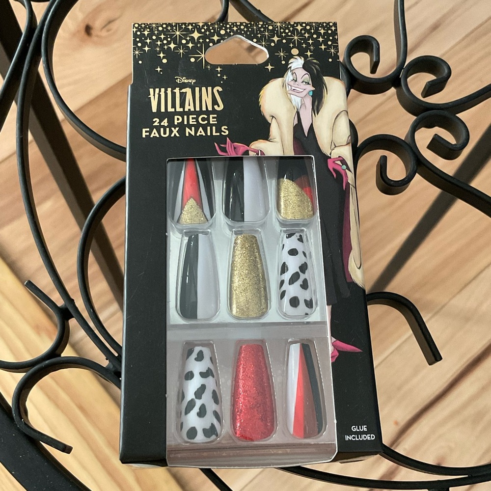 Disney Villains Cruella Faux Nails Set - Black and White